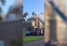 Uitslaande zolderbrand Julianalaan, brandweer met meerdere voertuigen uitgerukt