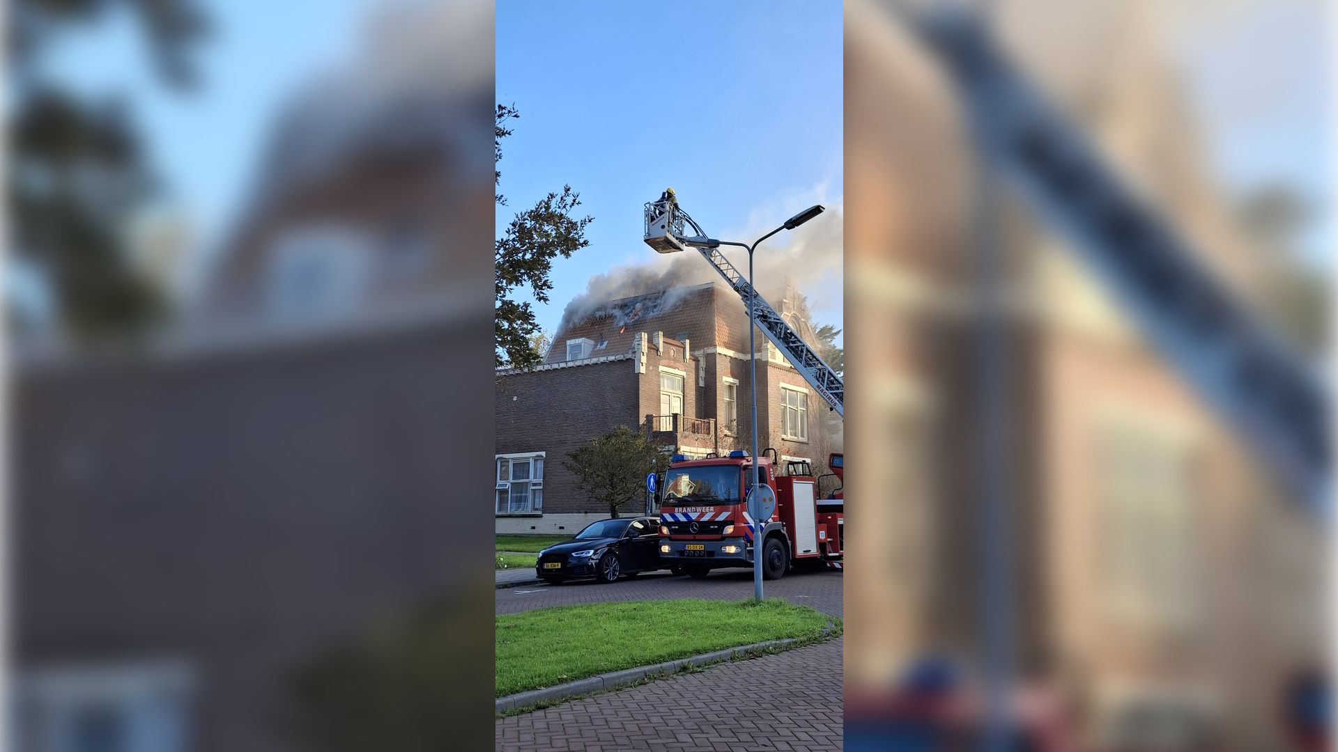 Uitslaande zolderbrand Julianalaan, brandweer met meerdere voertuigen uitgerukt